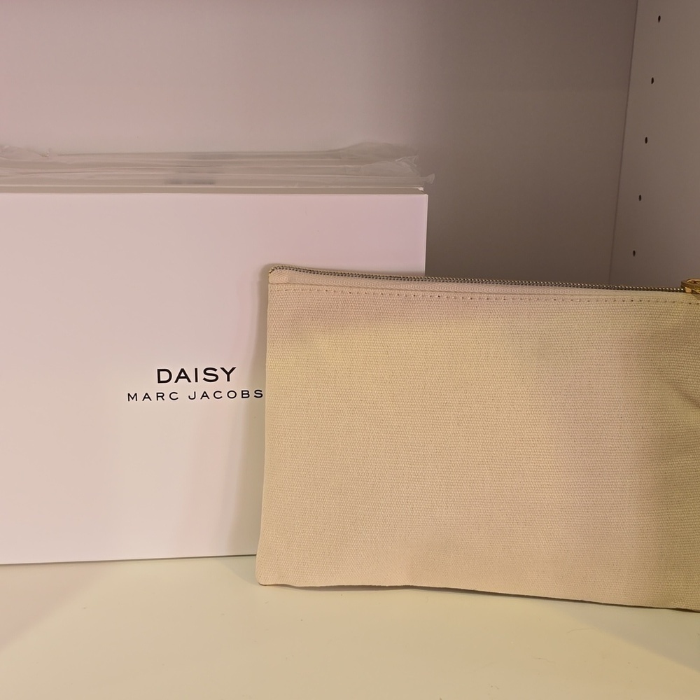 NIB Marc Jacobs Daisy Cosmetic Pouch in Cream and Gold With Travel Treats - Picture 2 of 4